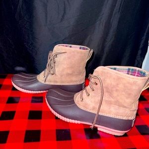 Women’s duck boots sz 8/See description please!